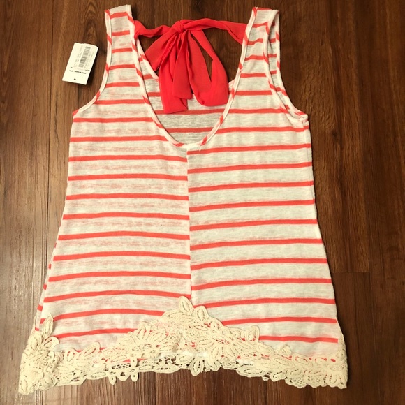 Tie in the back crochet accent top size medium - Picture 3 of 4